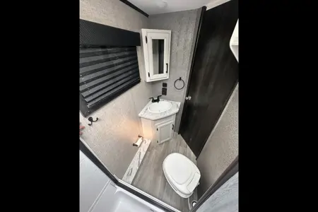 Cozy Camper for Couples & Kids | Easy to Tow!