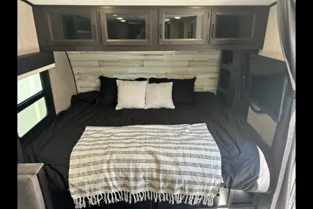 Cozy Camper for Couples & Kids | Easy to Tow!