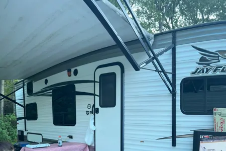 Steve & Sandra Bullock‘s home on wheels.
