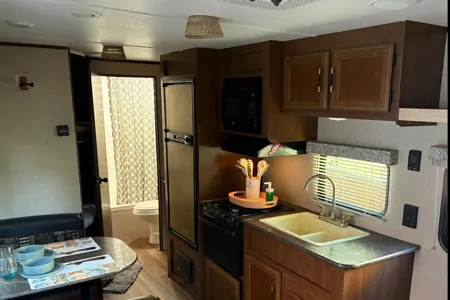 Steve & Sandra Bullock‘s home on wheels.