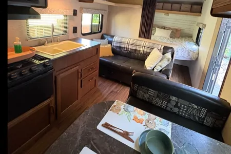 Steve & Sandra Bullock‘s home on wheels.