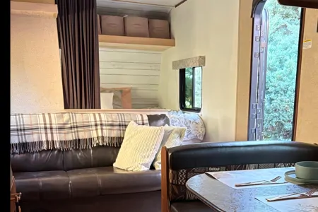 Steve & Sandra Bullock‘s home on wheels.