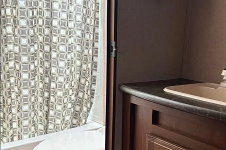 Steve & Sandra Bullock‘s home on wheels.