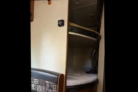 Steve & Sandra Bullock‘s home on wheels.