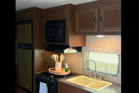 Steve & Sandra Bullock‘s home on wheels.