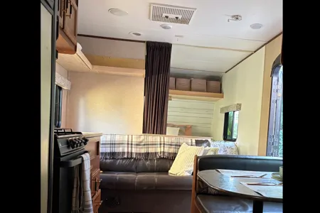 Steve & Sandra Bullock‘s home on wheels.