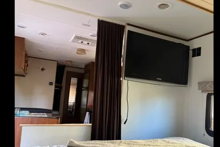Steve & Sandra Bullock‘s home on wheels.