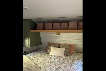 Steve & Sandra Bullock‘s home on wheels.