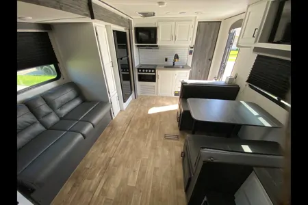 Scott's Keystone 25bhs Travel Trailer