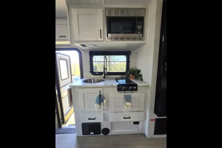 2023 EAST TO WEST Entrada M-Class 24FM