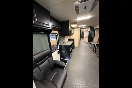 PRODUCTION OFFICE AND VANITIES WITH 2 RESTROOMS