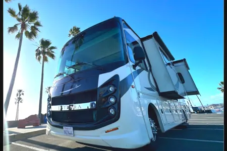 27B - 2022 Entegra 8 SLEEPER Coach Vision EZY-TO-DRIVE***