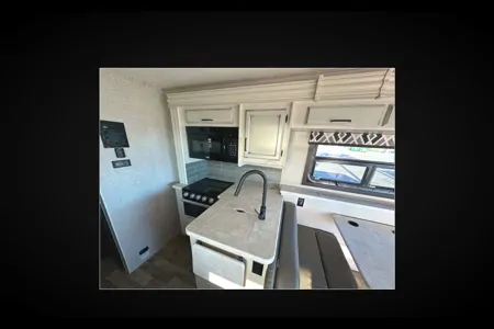 27B - 2022 Entegra 8 SLEEPER Coach Vision EZY-TO-DRIVE***