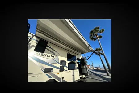 27B - 2022 Entegra 8 SLEEPER Coach Vision EZY-TO-DRIVE***