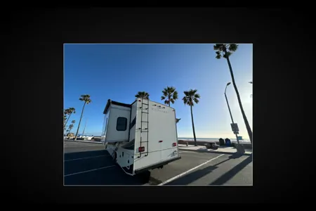 27B - 2022 Entegra 8 SLEEPER Coach Vision EZY-TO-DRIVE***