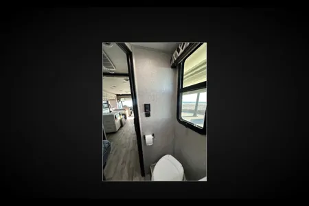 27B - 2022 Entegra 8 SLEEPER Coach Vision EZY-TO-DRIVE***