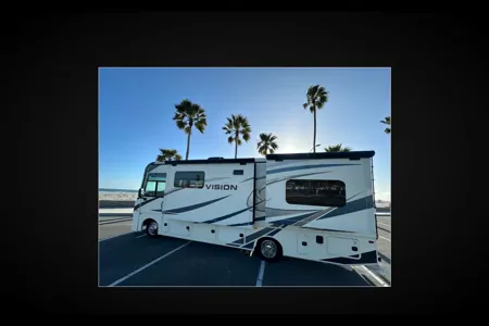 27B - 2022 Entegra 8 SLEEPER Coach Vision EZY-TO-DRIVE***