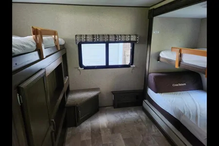 Fully Stocked CLEAN 34' Bunkhouse 2018 Coachmen Apex