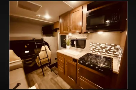 25B 2019 Winnebago 25