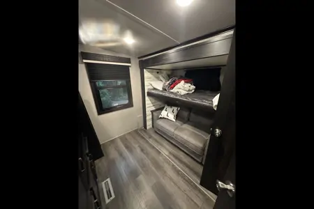 Amazing double washroom bunkhouse 34 ft