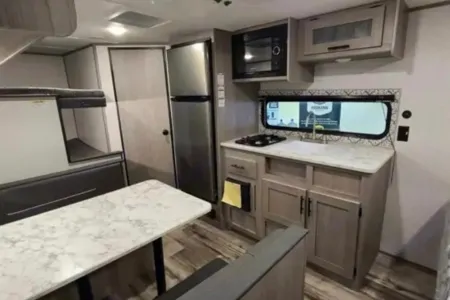 Viktoriya 's Coleman #2 22ft sleeps 6