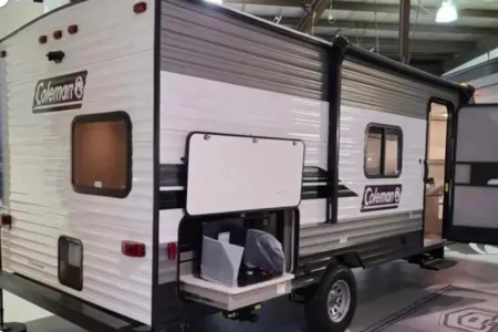 Viktoriya 's Coleman #2 22ft sleeps 6
