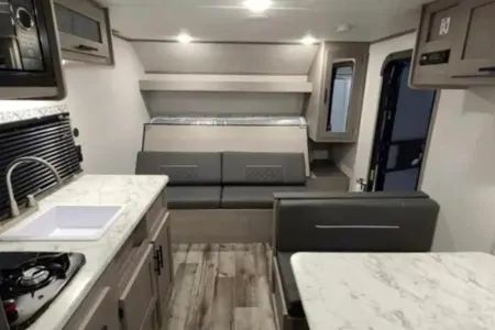 Viktoriya 's Coleman #2 22ft sleeps 6