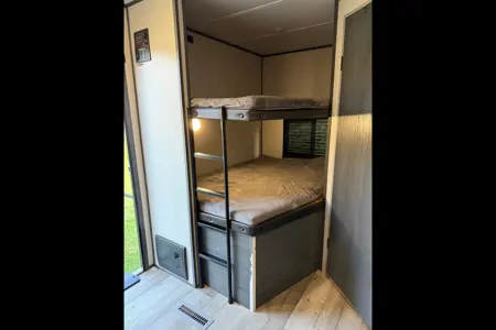 Western KY CamperRentals- 34ft bunk and private queen with 2bath