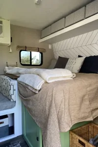 Adorable family friendly Keystone Hideout 175LS Travel Trailer