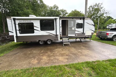 Kyle's Forest River Wildwood 27rei Travel Trailer