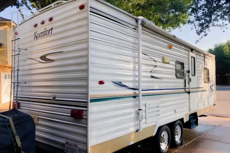 carlos's Komfort 25ft Travel Trailer