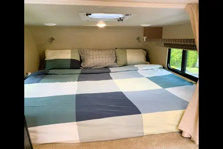 2016 4x4 RAM 3500HD with LANCE Truck Camper