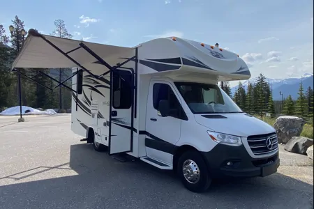2020 Mercedes / Jayco Melbourne 24L / Full Wall Slide Out / Sleeps up to 5 / Generator