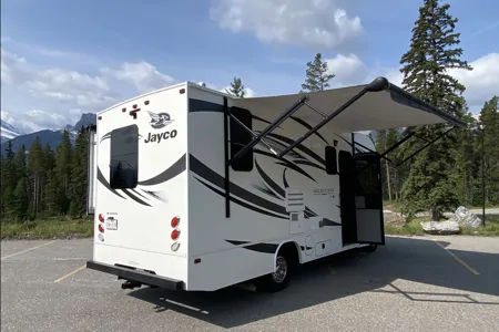 2020 Mercedes / Jayco Melbourne 24L / Full Wall Slide Out / Sleeps up to 5 / Generator