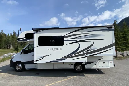2020 Mercedes / Jayco Melbourne 24L / Full Wall Slide Out / Sleeps up to 5 / Generator