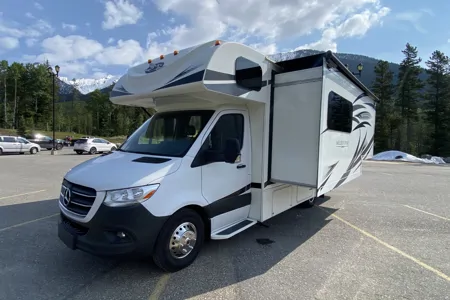 2020 Mercedes / Jayco Melbourne 24L / Full Wall Slide Out / Sleeps up to 5 / Generator