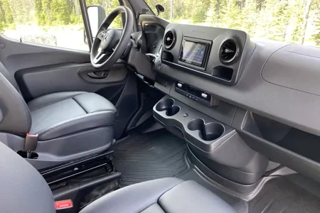 2020 Mercedes / Jayco Melbourne 24L / Full Wall Slide Out / Sleeps up to 5 / Generator