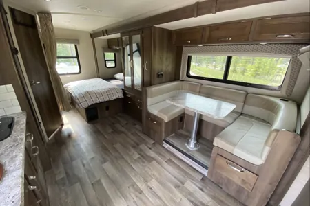 2020 Mercedes / Jayco Melbourne 24L / Full Wall Slide Out / Sleeps up to 5 / Generator