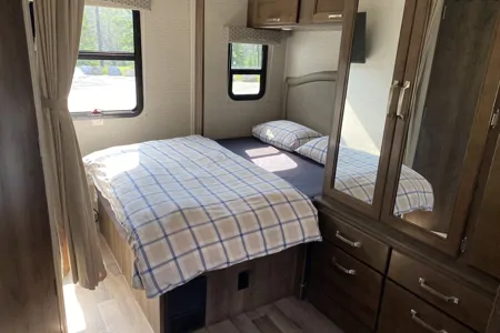 2020 Mercedes / Jayco Melbourne 24L / Full Wall Slide Out / Sleeps up to 5 / Generator