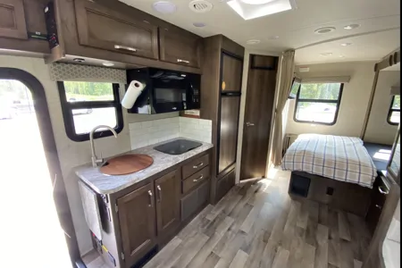 2020 Mercedes / Jayco Melbourne 24L / Full Wall Slide Out / Sleeps up to 5 / Generator