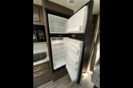 2020 Mercedes / Jayco Melbourne 24L / Full Wall Slide Out / Sleeps up to 5 / Generator