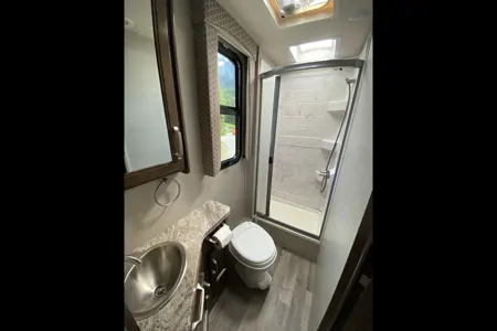 2020 Mercedes / Jayco Melbourne 24L / Full Wall Slide Out / Sleeps up to 5 / Generator