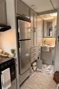 C22 Luxury Thor  Quantum 5 Sleeper with slide out