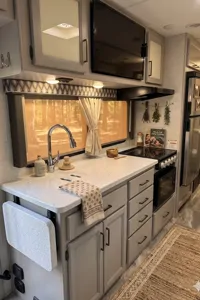 C22 Luxury Thor  Quantum 5 Sleeper with slide out