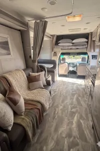 C22 Luxury Thor  Quantum 5 Sleeper with slide out