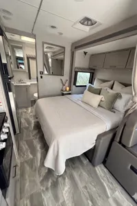 C22 Luxury Thor  Quantum 5 Sleeper with slide out
