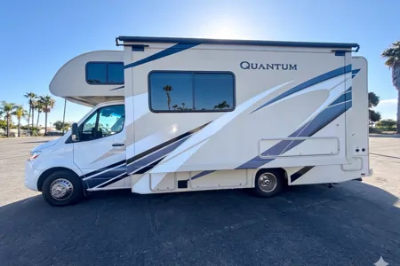 C22 Luxury Thor  Quantum 5 Sleeper with slide out