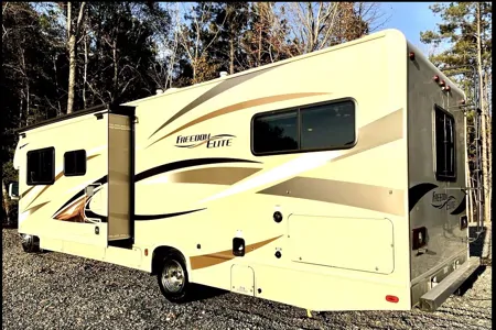 Freedom Elite Class C Bunk Floorplan Sleeps 6-8