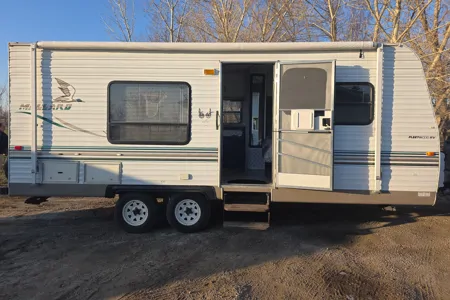 E&J Fleetwood 2004 Travel Trailer