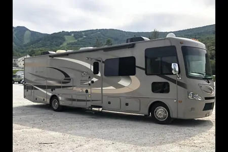 2015 Thor Motor Coach Hurricane Class A - Our Family Roadtrip & Party Bus!